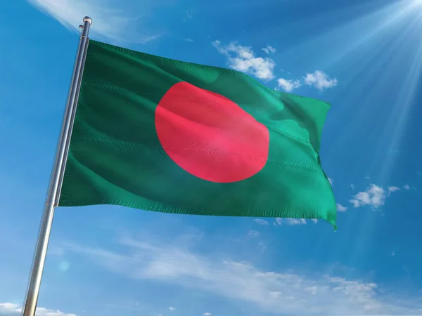 Bandera Nacional Bangladesh Ondeando Poste Contra Soleado Fondo Azul Del — Foto de Stock