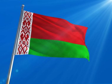 Belarus Ulusal Bayrak Dalgalanması derin mavi gökyüzü arka planına karşı. Yüksek Tanımlama