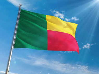 Benin bayrağı Ulusal sallayarak güneşli mavi gökyüzü arka plan karşı kutup. Yüksek çözünürlüklü