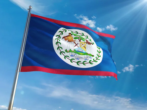 Belize Bayrağı Ulusal Sallayarak Güneşli Mavi Gökyüzü Arka Plan Karşı — Stok fotoğraf