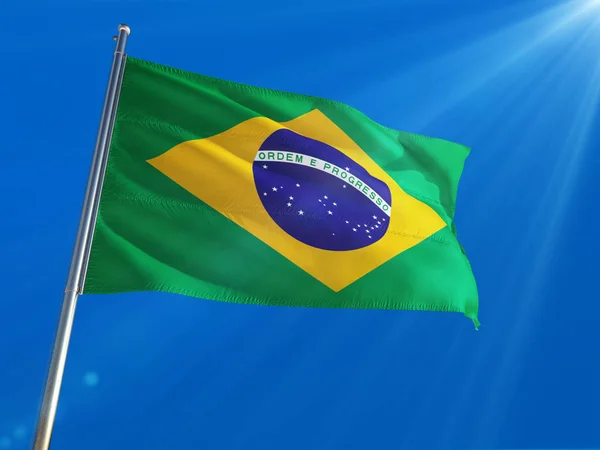 Бразильский Национальный Флаг Машет Полюсе Фоне Голубого Неба Высокое Определение — стоковое фото