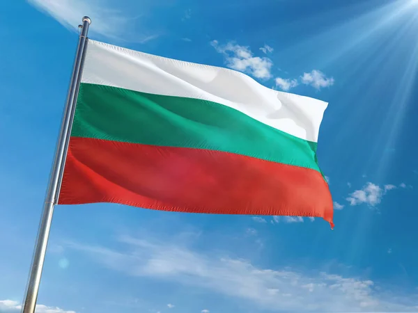 Флаг Болгарии Машет Шесте Фоне Солнечно Голубого Неба Высокое Определение — стоковое фото