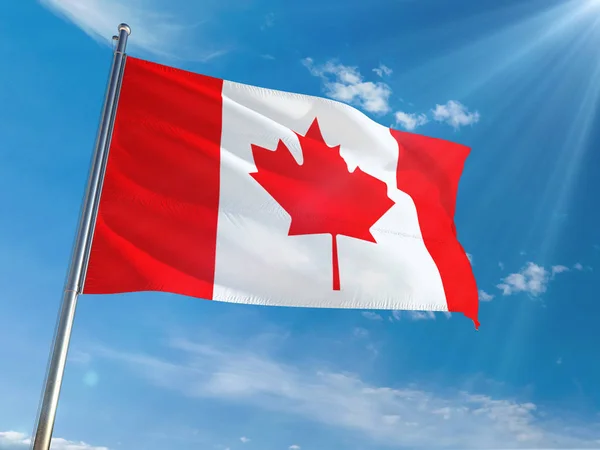 Καναδά Εθνική Σημαία Που Κυματίζει Στον Πόλο Φόντο Γαλάζιο Ηλιόλουστο — Φωτογραφία Αρχείου