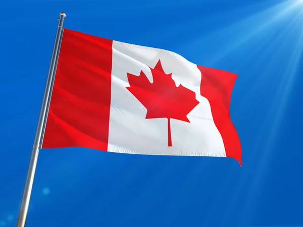 Kanadas Nationalflagge Weht Auf Einem Pfahl Vor Tiefblauem Himmel Hohe — Stockfoto