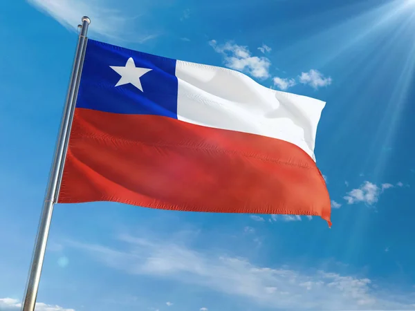 Chile Národní Vlajka Mávání Pól Sunny Modrá Obloha Pozadí Vysokým — Stock fotografie