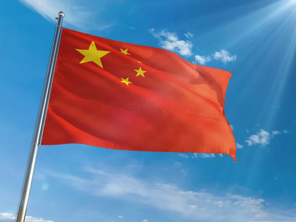 Bandeira Nacional China Acenando Pólo Contra Fundo Céu Azul Ensolarado — Fotografia de Stock