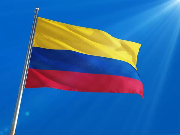 Kolumbia Krajowych Flaga Macha Słupie Tle Ciemnoniebieskiego Nieba Wysokiej Rozdzielczości — Zdjęcie stockowe