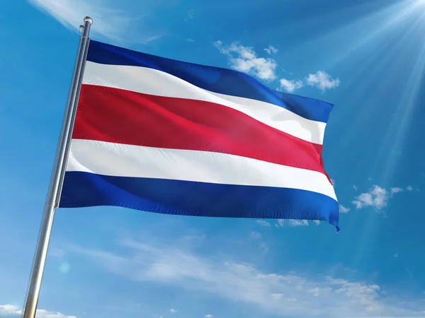 哥斯达黎加国旗在杆子上挥动反对阳光明媚的蓝天背景 高清晰度 — 图库照片