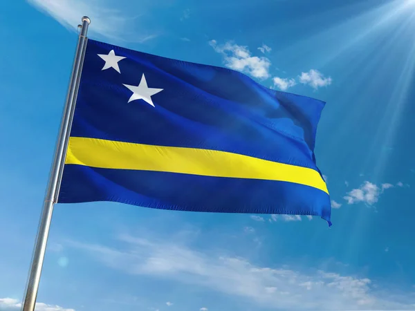 Κουρασάο Εθνική Σημαία Που Κυματίζει Στον Πόλο Φόντο Γαλάζιο Ηλιόλουστο — Φωτογραφία Αρχείου