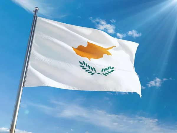 Кипрский Национальный Флаг Машет Шесте Фоне Солнечно Голубого Неба Высокое — стоковое фото