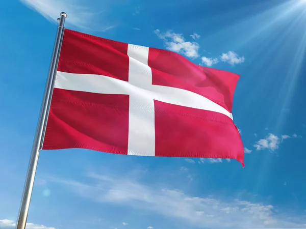 Danmark Nationella Flagga Vajande Stolpe Mot Solig Blå Himmel Bakgrund — Stockfoto
