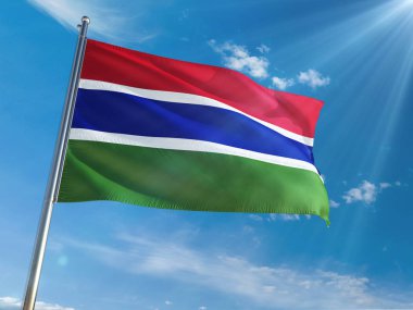 Gambiya bayrak Ulusal sallayarak güneşli mavi gökyüzü arka plan karşı kutup. Yüksek çözünürlüklü