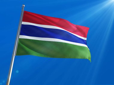 Gambiya bayrak Ulusal sallayarak derin mavi gökyüzü arka plan karşı kutup. Yüksek çözünürlüklü