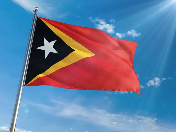 Timor Oriental Bandera Nacional Ondeando Poste Contra Soleado Fondo Azul —  Fotos de Stock