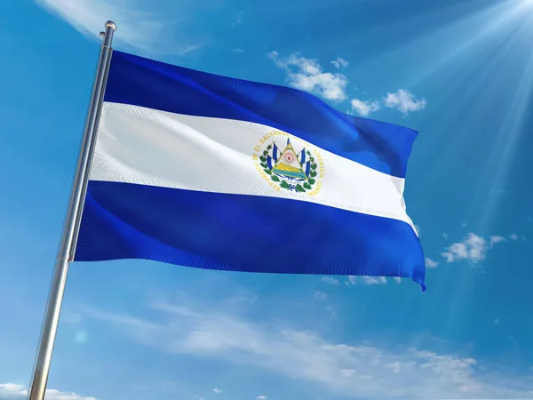Salvador Nationella Flagga Vajande Stolpe Mot Solig Blå Himmel Bakgrund — Stockfoto