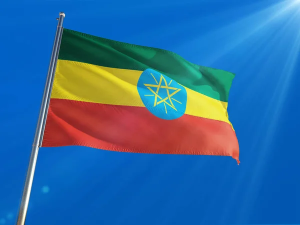 エチオピア国民の旗ポール真っ青な空を背景に 高精細 — ストック写真