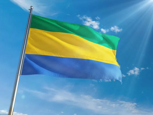 Gabon Krajowych Flaga Macha Słupie Przed Słoneczne Niebo Niebieskie Tło — Zdjęcie stockowe