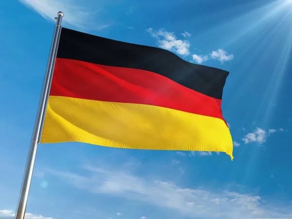 Niemcy Krajowych Flaga Macha Słupie Przed Słoneczne Niebo Niebieskie Tło — Zdjęcie stockowe