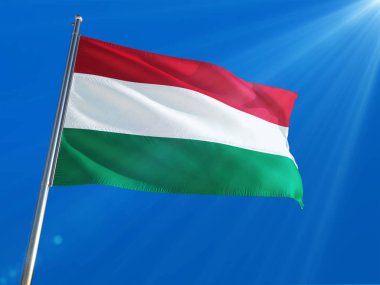 Macaristan bayrağı Ulusal sallayarak derin mavi gökyüzü arka plan karşı kutup. Yüksek çözünürlüklü