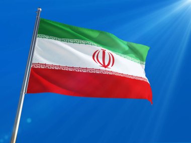 Iran bayrağı Ulusal sallayarak derin mavi gökyüzü arka plan karşı kutup. Yüksek çözünürlüklü