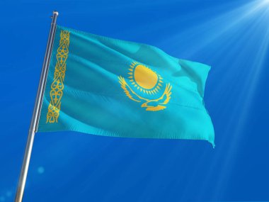 Kazakistan bayrağı Ulusal sallayarak derin mavi gökyüzü arka plan karşı kutup. Yüksek çözünürlüklü