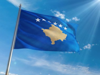 Kosova bayrağı Ulusal sallayarak güneşli mavi gökyüzü arka plan karşı kutup. Yüksek çözünürlüklü