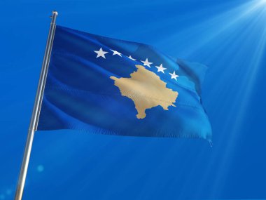 Kosova bayrağı Ulusal sallayarak derin mavi gökyüzü arka plan karşı kutup. Yüksek çözünürlüklü