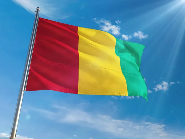 Bandera Nacional Guinea Ondeando Poste Contra Soleado Fondo Azul Del — Foto de Stock