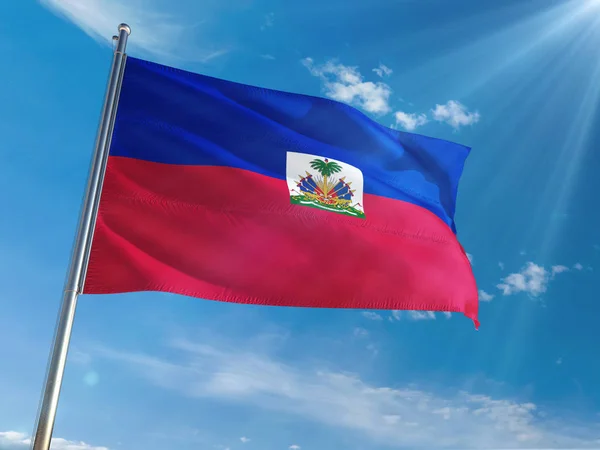 Haiti Bayrak Ulusal Sallayarak Güneşli Mavi Gökyüzü Arka Plan Karşı — Stok fotoğraf