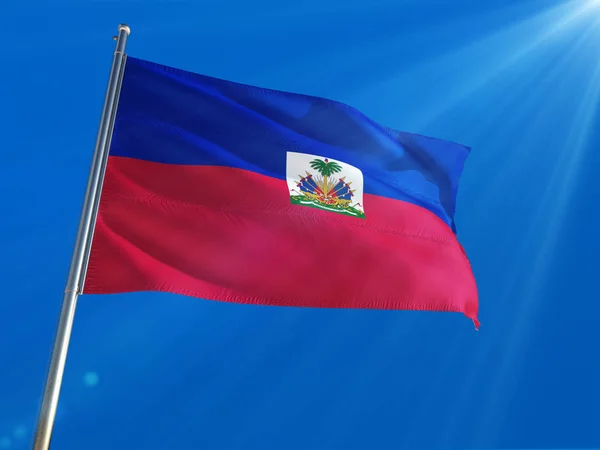 Haïti Nationale Vlag Wapperend Paal Tegen Diepblauwe Hemelachtergrond High Definition — Stockfoto
