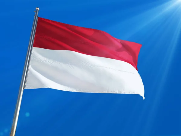 Bandeira Nacional Indonésia Acenando Pólo Contra Fundo Azul Profundo Céu — Fotografia de Stock