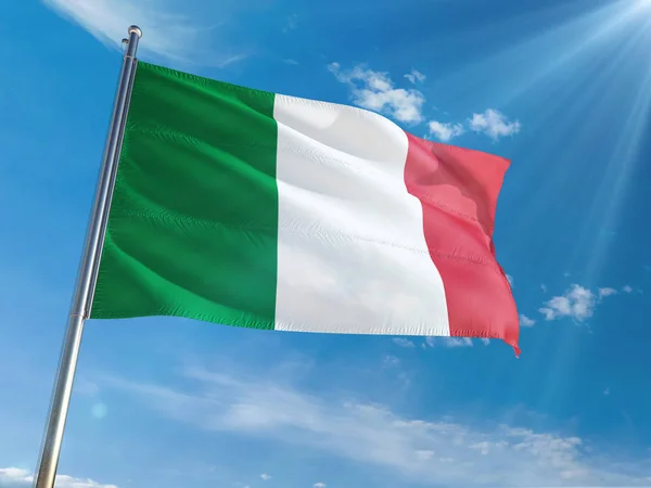 Bandeira Nacional Itália Acenando Pólo Contra Fundo Céu Azul Ensolarado — Fotografia de Stock
