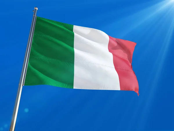 Bandeira Nacional Itália Acenando Pólo Contra Fundo Azul Profundo Céu — Fotografia de Stock