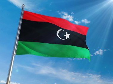 Libya bayrağı Ulusal sallayarak güneşli mavi gökyüzü arka plan karşı kutup. Yüksek çözünürlüklü