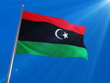 Libya bayrağı Ulusal sallayarak derin mavi gökyüzü arka plan karşı kutup. Yüksek çözünürlüklü