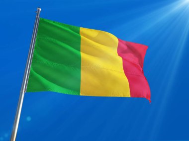 Mali bayrağı Ulusal sallayarak derin mavi gökyüzü arka plan karşı kutup. Yüksek çözünürlüklü