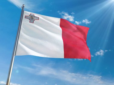 Malta bayrağı Ulusal sallayarak güneşli mavi gökyüzü arka plan karşı kutup. Yüksek çözünürlüklü