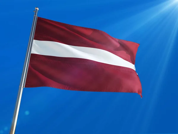 Lettland Nationella Flagga Vajande Stolpe Mot Djupa Blå Himmel Bakgrund — Stockfoto