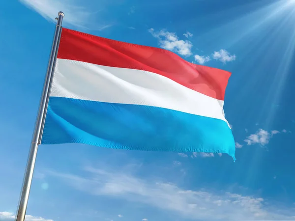Luksemburg Krajowych Flaga Macha Słupie Przed Słoneczne Niebo Niebieskie Tło — Zdjęcie stockowe