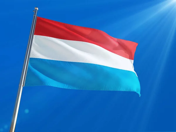 Luksemburg Krajowych Flaga Macha Słupie Tle Ciemnoniebieskiego Nieba Wysokiej Rozdzielczości — Zdjęcie stockowe