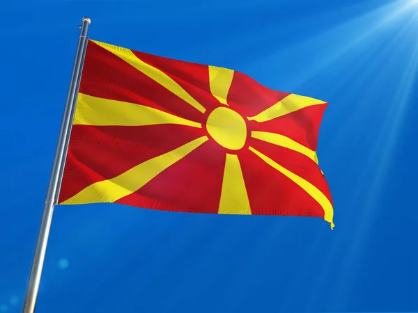 Macedonië Nationale Vlag Wapperend Paal Tegen Diepblauwe Hemelachtergrond High Definition — Stockfoto