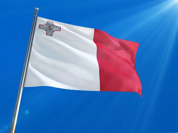 马耳他国旗在蔚蓝天空背景下在杆子上飘扬 高清晰度 — 图库照片