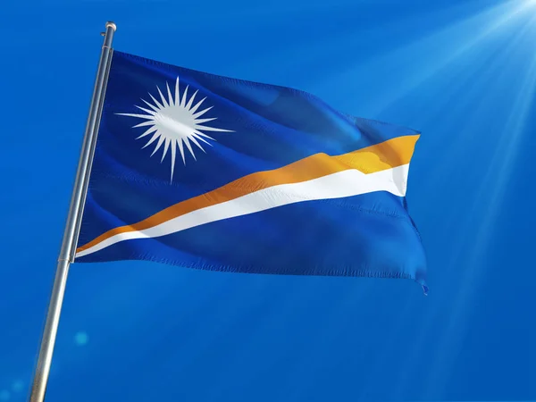 Die Nationalflagge Der Marshallinseln Weht Auf Einem Pfahl Vor Tiefblauem — Stockfoto