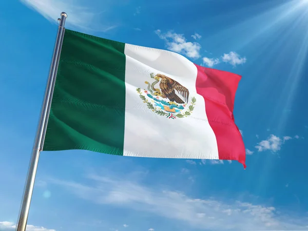 Bandera Nacional México Ondeando Poste Contra Soleado Fondo Azul Del — Foto de Stock