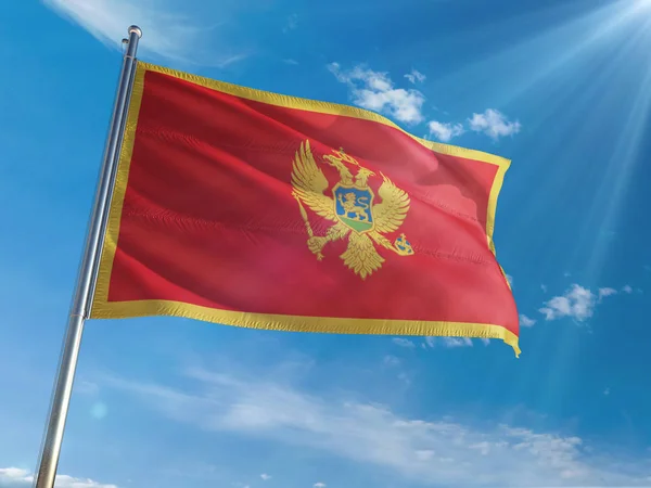 Bandeira Nacional Montenegro Acenando Pólo Contra Fundo Céu Azul Ensolarado — Fotografia de Stock