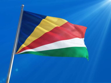 Seyşel Adaları bayrağı Ulusal sallayarak derin mavi gökyüzü arka plan karşı kutup. Yüksek çözünürlüklü