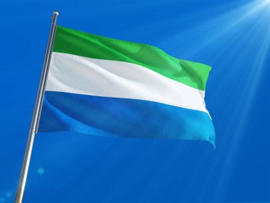 Sierra Leone bayrak Ulusal sallayarak derin mavi gökyüzü arka plan karşı kutup. Yüksek çözünürlüklü