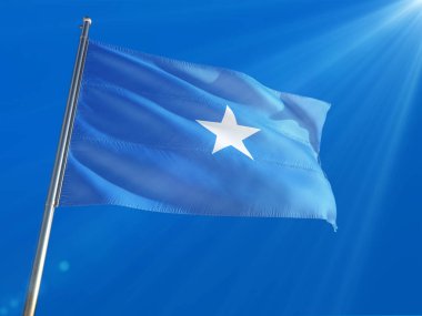 Somali bayrağı Ulusal sallayarak derin mavi gökyüzü arka plan karşı kutup. Yüksek çözünürlüklü