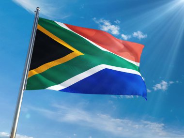 Güney Afrika bayrak Ulusal sallayarak güneşli mavi gökyüzü arka plan karşı kutup. Yüksek çözünürlüklü