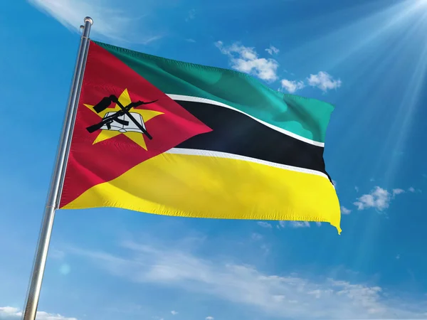 Mozambique Nationale Vlag Wapperend Paal Tegen Zonnige Blauwe Hemelachtergrond High — Stockfoto